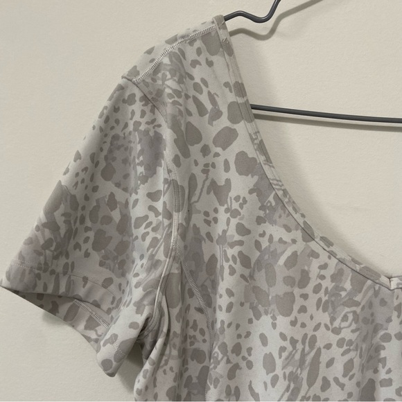 Lululemon Cheetah Camo Antique White Multi Align Nulu T-Shirt Size 10 - Picture 3 of 6
